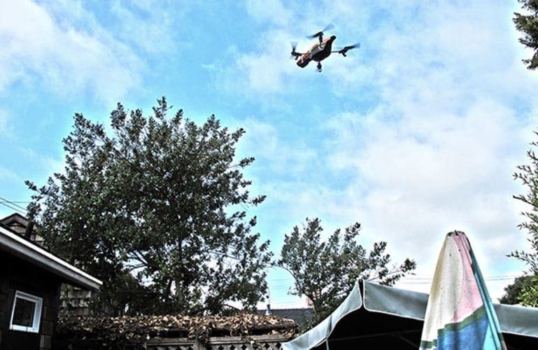 “Drone em seu trabalho sobre casa”</p> <p>Apesar das grandes expectativas que há a respeito dos drones e de seus usos para fins comerciais, ainda não existem certezas por conta da, ainda, falta de regulamentação pela ANAC. Atualmente, os possíveis usos dos veículos estão sendo estudados pela ANAC, para que haja em breve uma legislação exclusiva para os drones e os órgãos regionais de aviação decidam sobre a liberação do voo de drones sob multidões, que atualmente não é permitido.</p> <p>Na universidade, os estudantes que se interessam pelo assunto passam várias horas pesquisando e desenvolvendo drones. Alguns deles acreditam que o foco da vida profissional deles girará em torno dos veículos aéreos não tripulados, há um consenso entre eles sobre o futuro aumento da demanda no mercado mundial. Além de focarem suas pesquisas na parte tecnológica, para desenvolvimento de equipamentos novos e cada vez melhores, também procuram sobre a forma segura de trabalhar com os equipamentos, conforme afirma um dos professores que os acompanham Alessandro Mendes.</p>