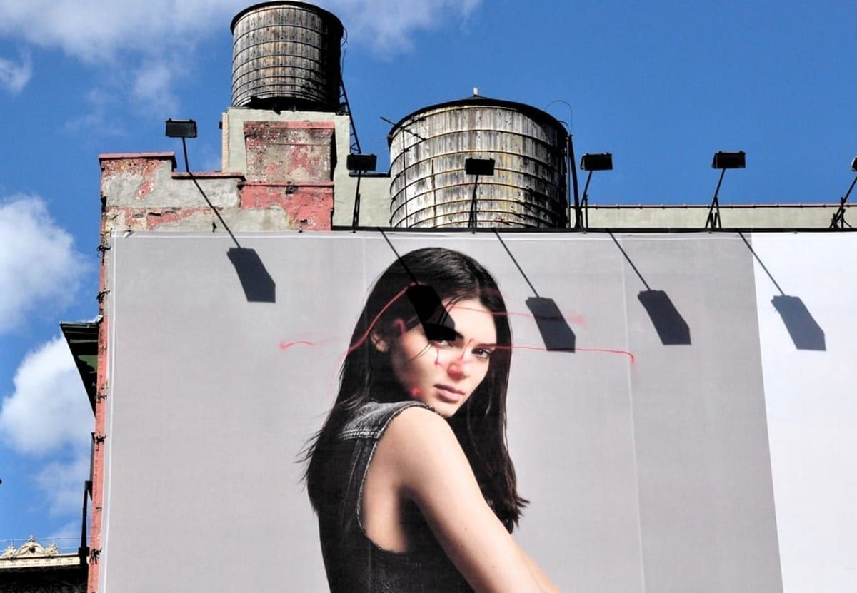 Drone vandaliza outdoor