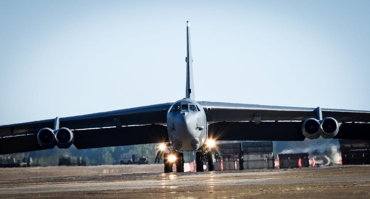 Enxame de drones invade base dos B-52 nucleares nos EUA
