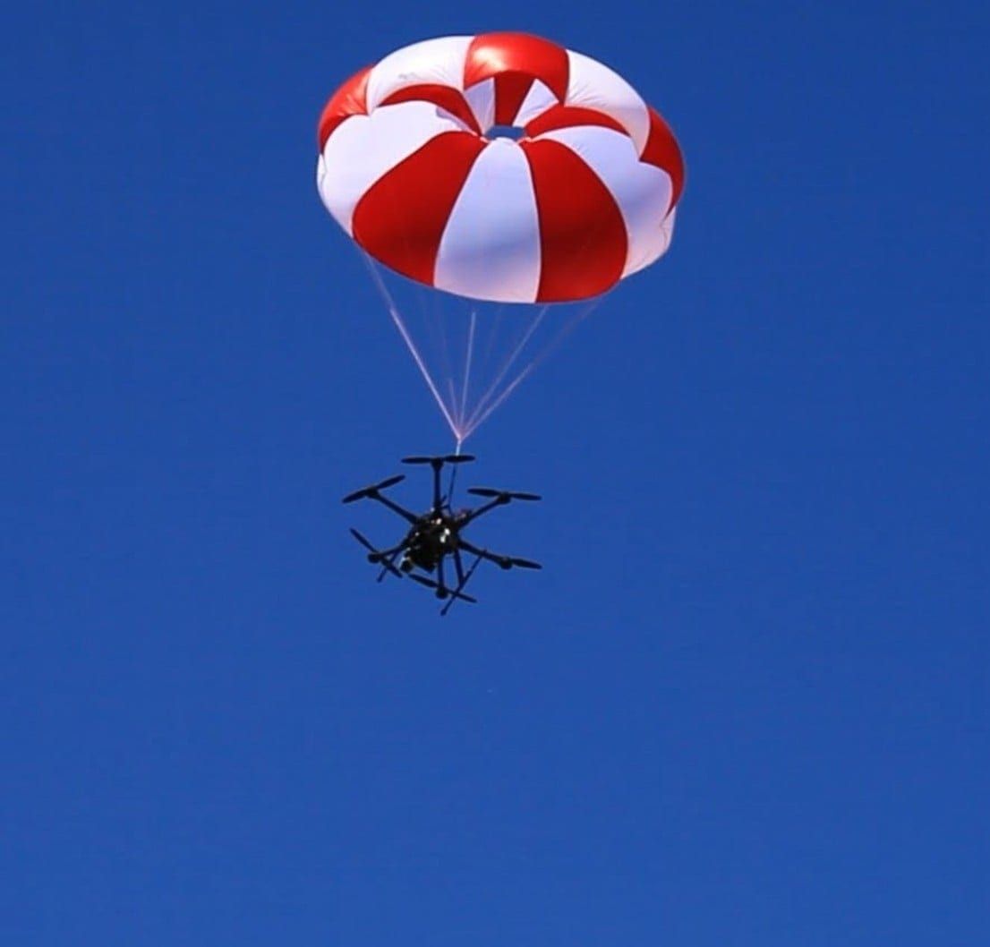 DJI AP100: paraquedas libera BVLOS no Matrice 400